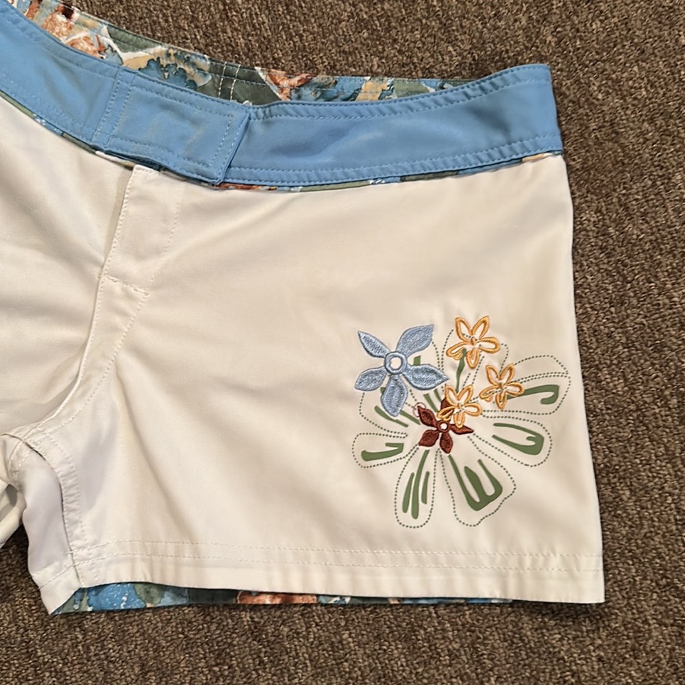Women’s Reversible Floral/White Crazy Shirts Board Shorts *Like New* - Picture 10 of 14